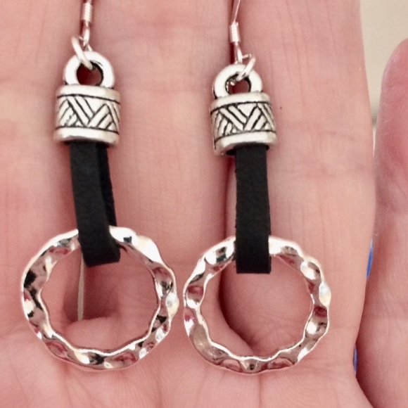 Hammered silver leather earrings - Picture 3 of 4